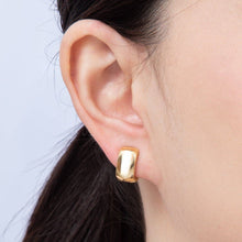 Load image into Gallery viewer, 18K Gold Filled 14mm Wide Hammered Huggie Earrings
